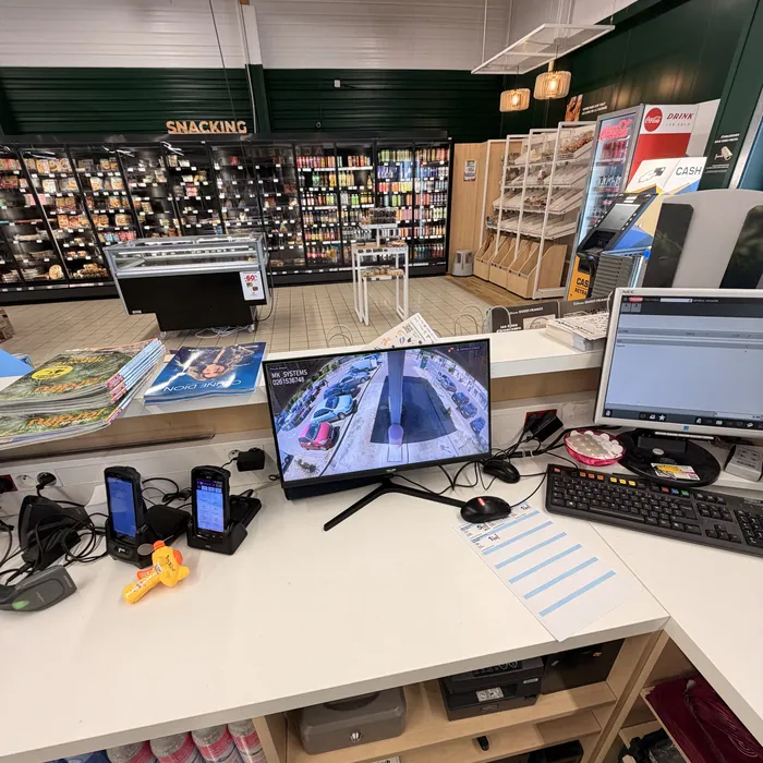 Écran d'accueil et poste téléphonique installés en magasin