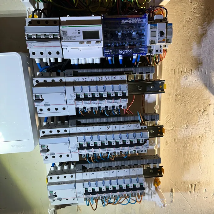 Tableau électrique remis aux normes, circuits repérés