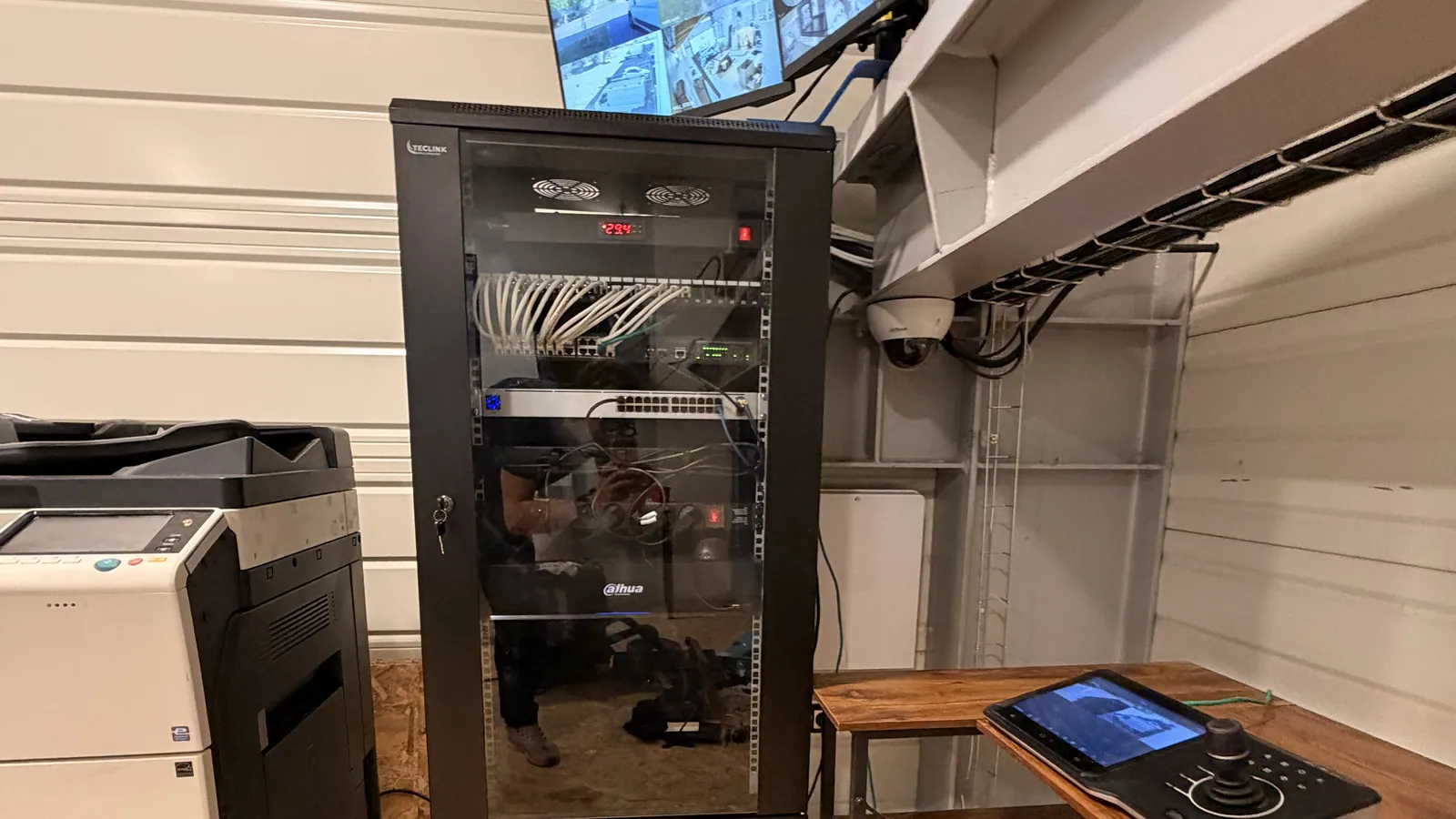 Local technique équipé par MK Connect : baie informatique, écrans de vidéosurveillance et pupitre de pilotage